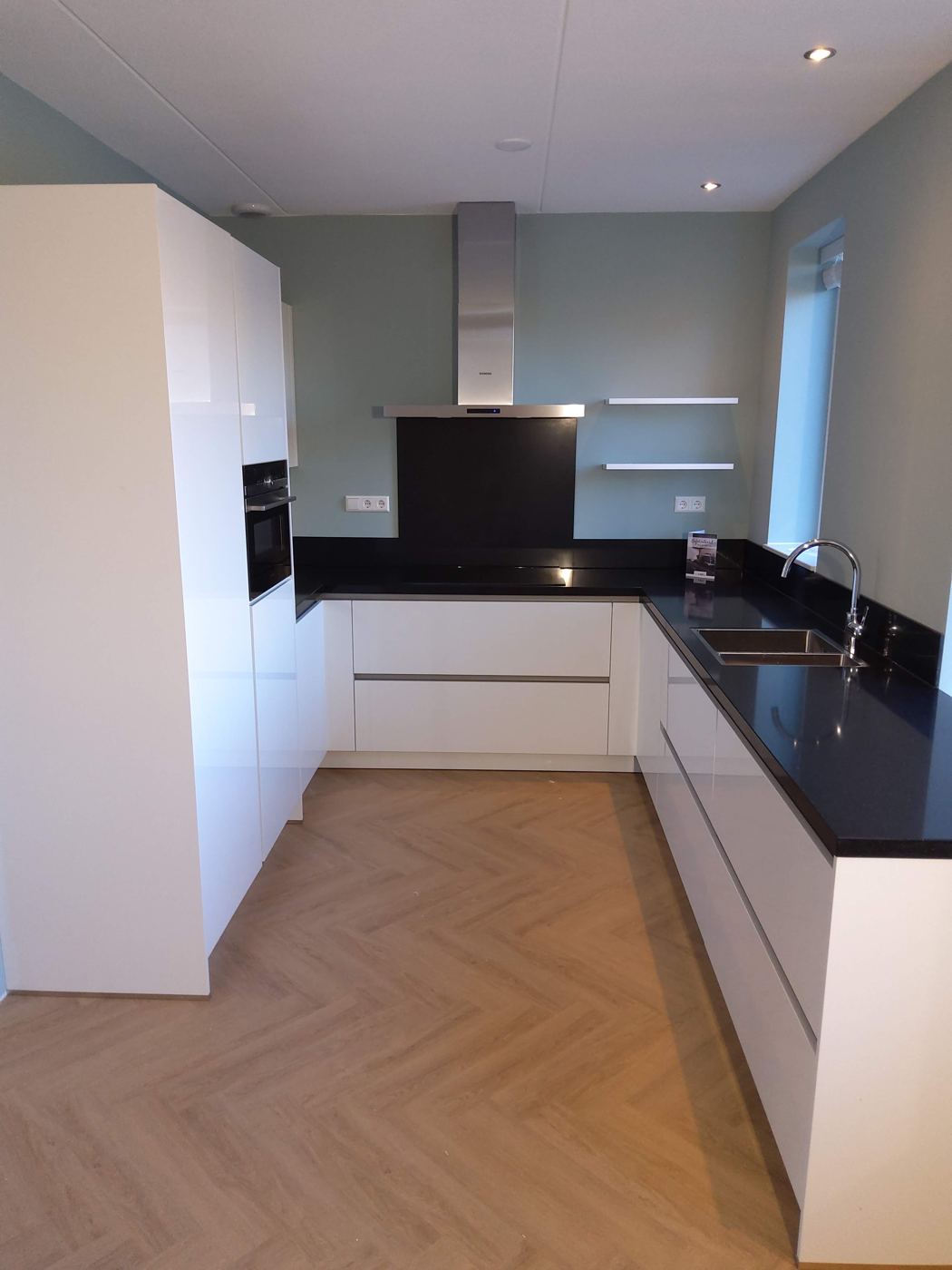 Inbouwapparatuur netjes weggewerkt in een geplaatste keuken – foto 34
