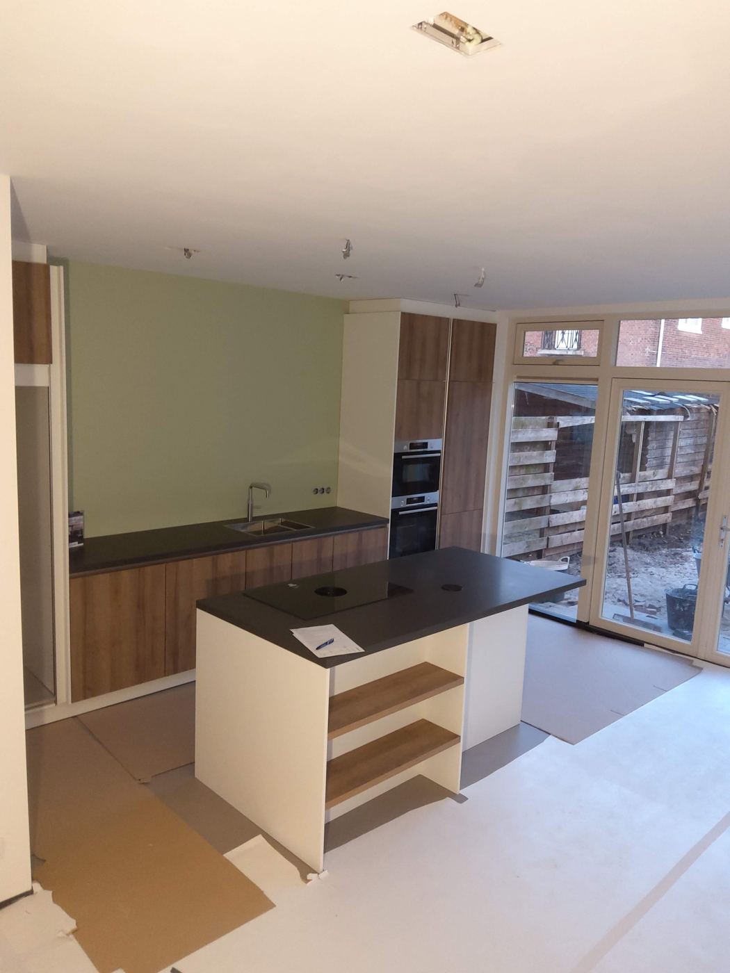 Inbouwapparatuur netjes weggewerkt in een geplaatste keuken – foto 49