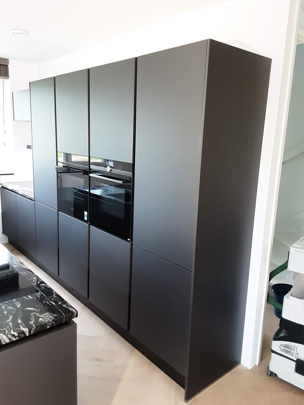 Inbouwapparatuur netjes weggewerkt in een geplaatste keuken – foto 74