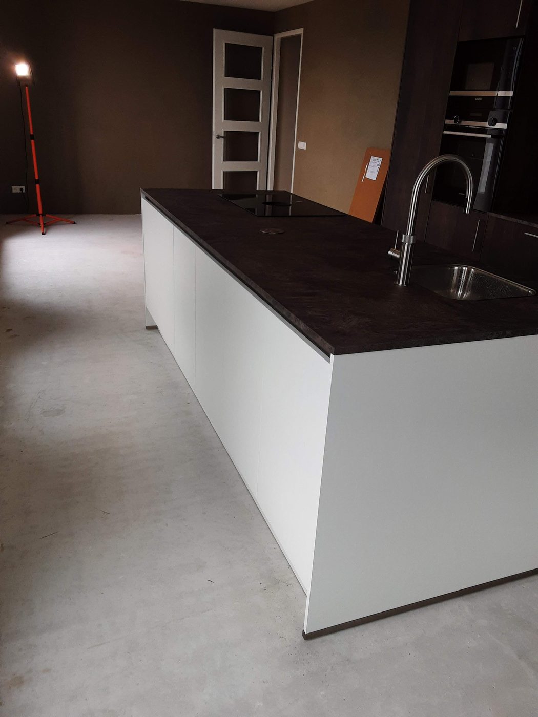 Werkblad en keukenkasten na montage door Express Installatie – foto 8