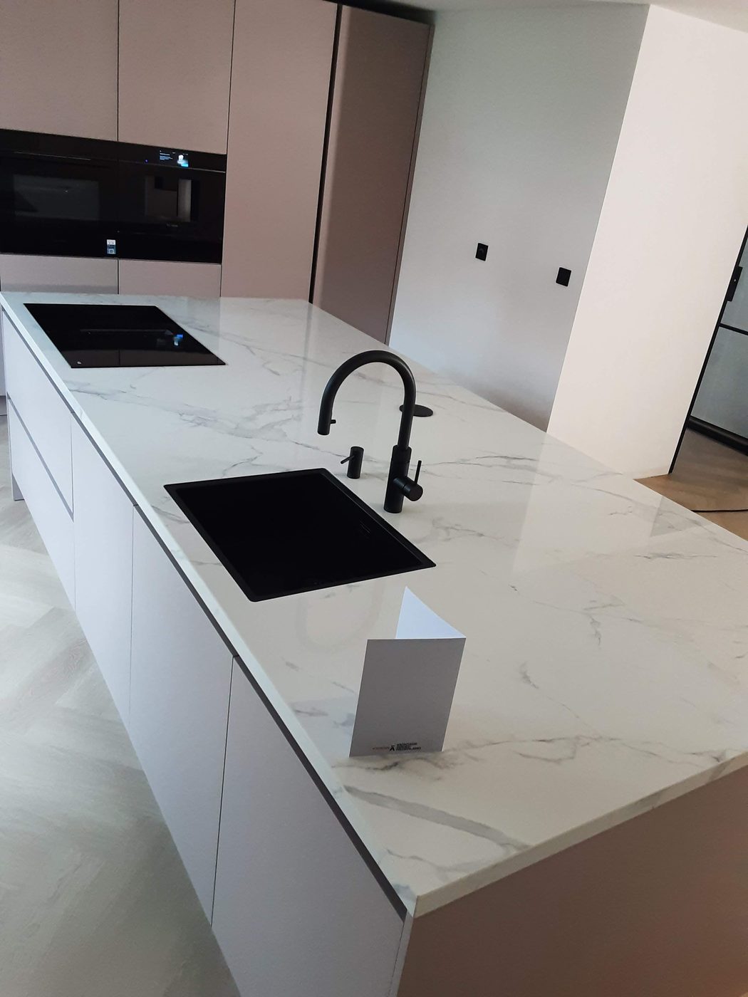 Inbouwapparatuur netjes weggewerkt in een geplaatste keuken – foto 9