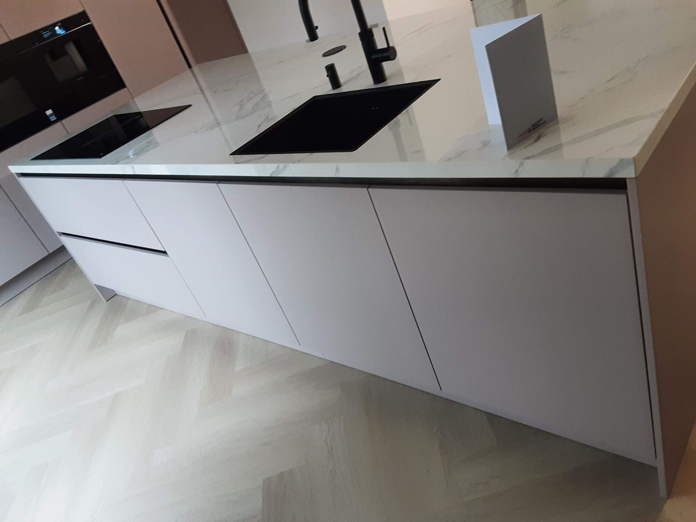 Werkblad en keukenkasten na montage door Express Installatie – foto 93