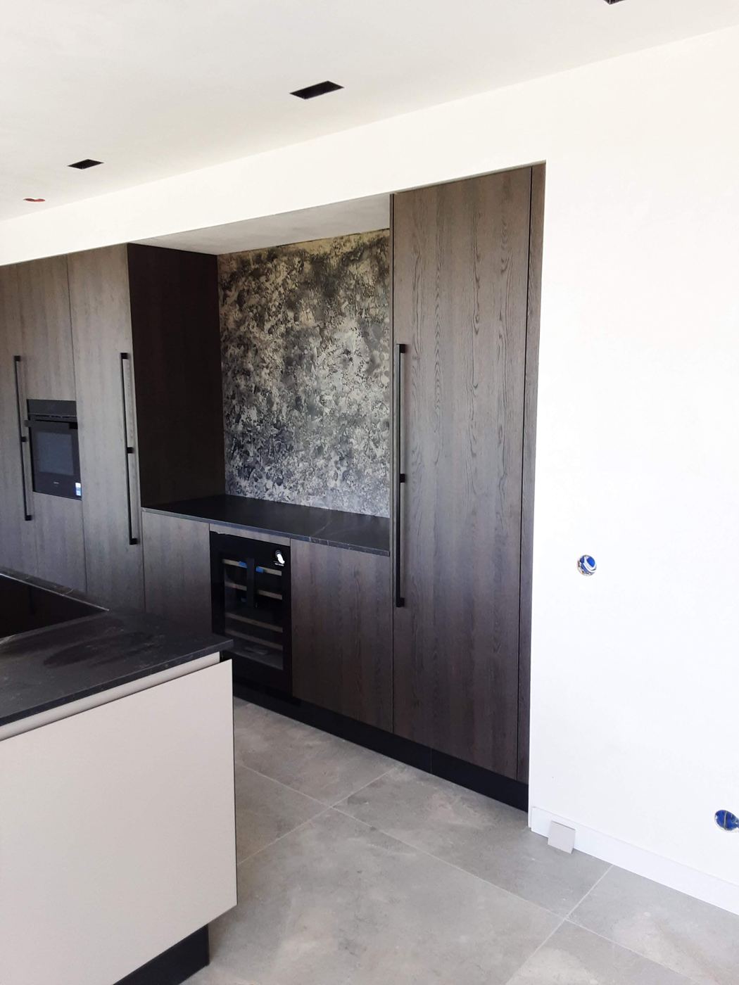 Inbouwapparatuur netjes weggewerkt in een geplaatste keuken – foto 104