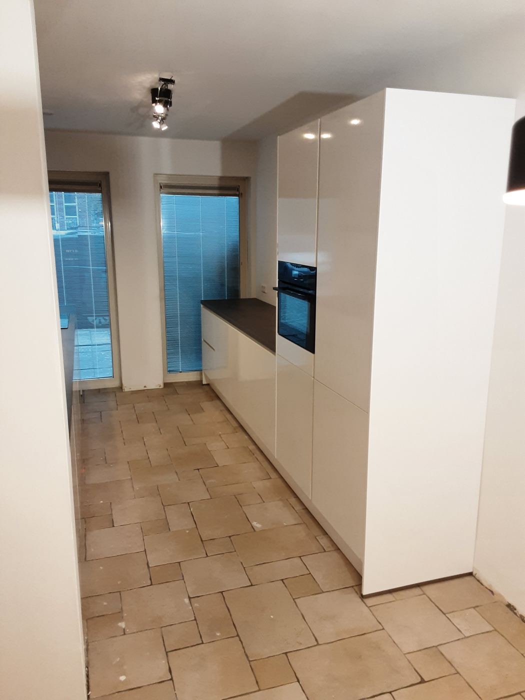 Inbouwapparatuur netjes weggewerkt in een geplaatste keuken – foto 119