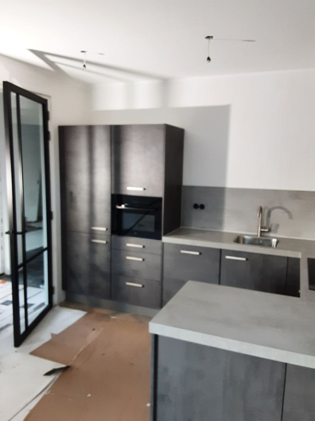 Inbouwapparatuur netjes weggewerkt in een geplaatste keuken – foto 129