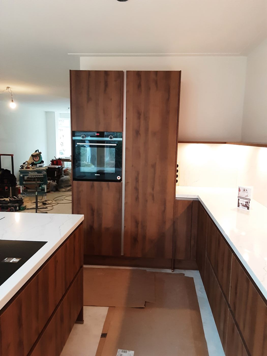 Inbouwapparatuur netjes weggewerkt in een geplaatste keuken – foto 144