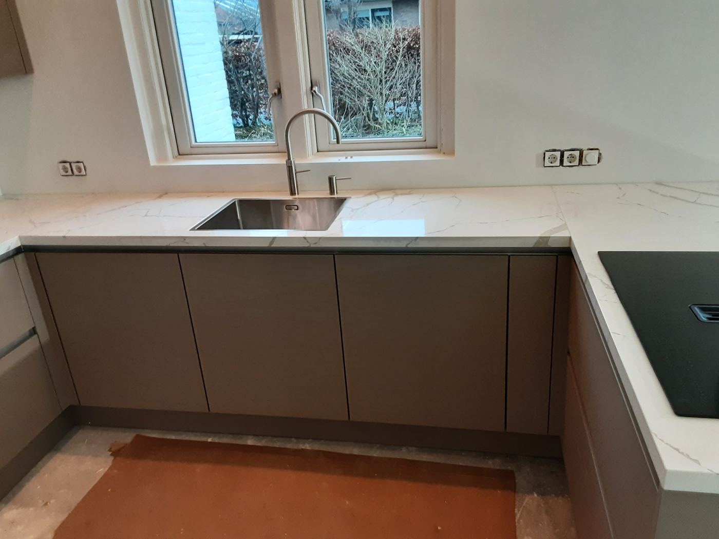 Werkblad en keukenkasten na montage door Express Installatie – foto 163