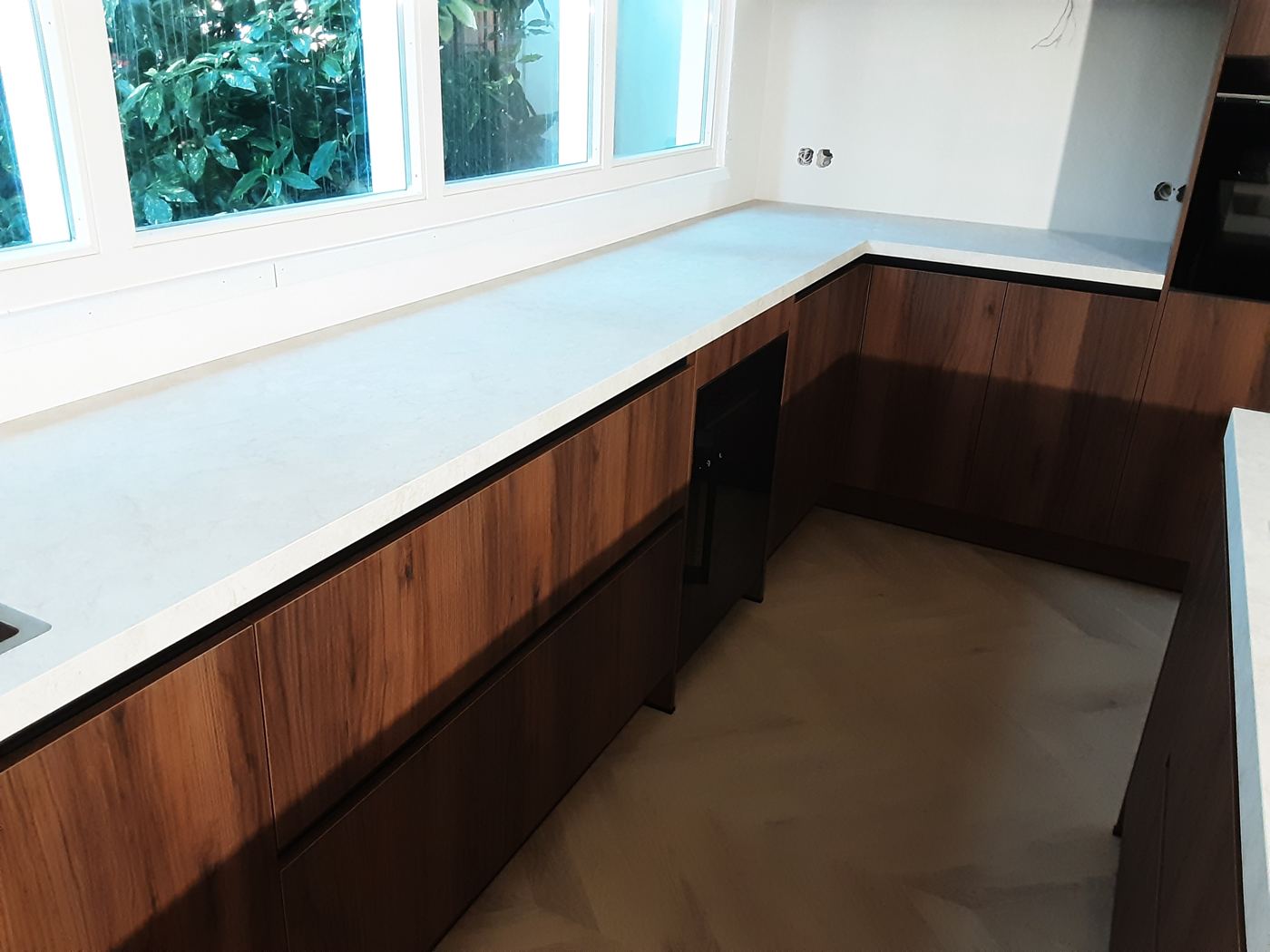 Inbouwapparatuur netjes weggewerkt in een geplaatste keuken – foto 164