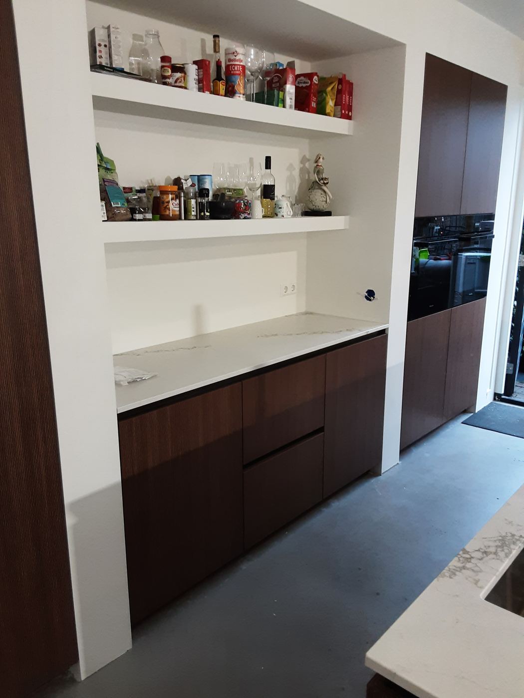 Inbouwapparatuur netjes weggewerkt in een geplaatste keuken – foto 169