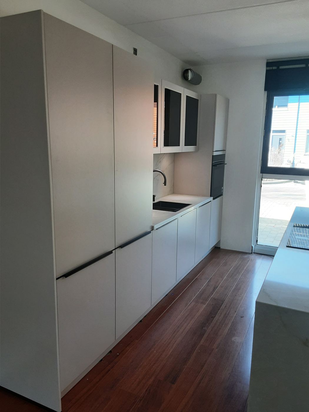 Inbouwapparatuur netjes weggewerkt in een geplaatste keuken – foto 174