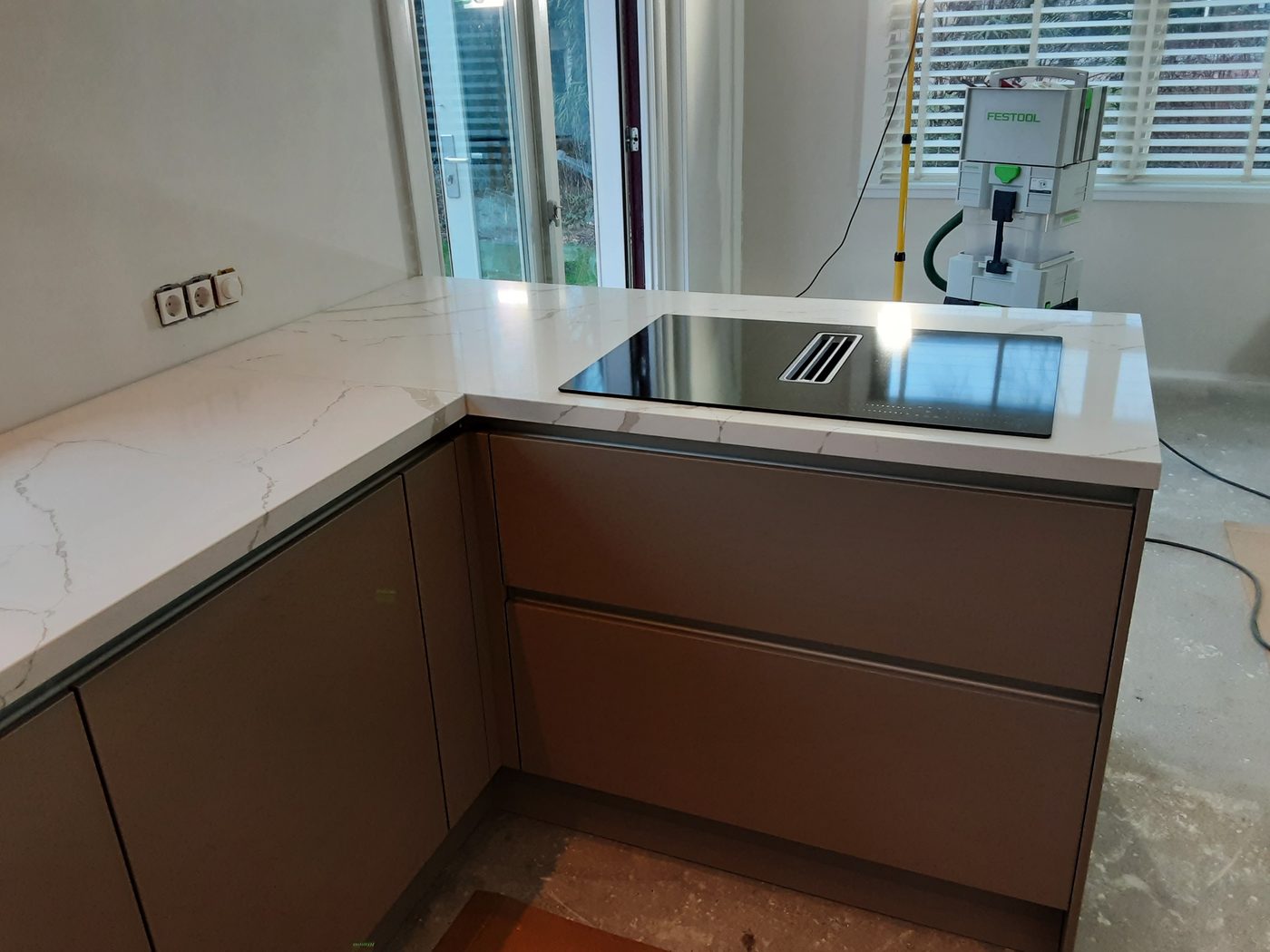 Werkblad en keukenkasten na montage door Express Installatie – foto 18
