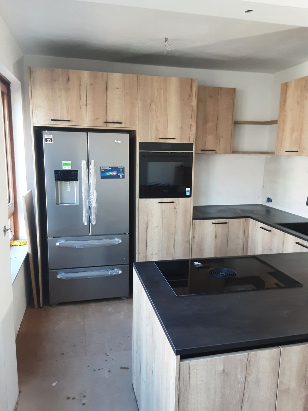 Inbouwapparatuur netjes weggewerkt in een geplaatste keuken – foto 179