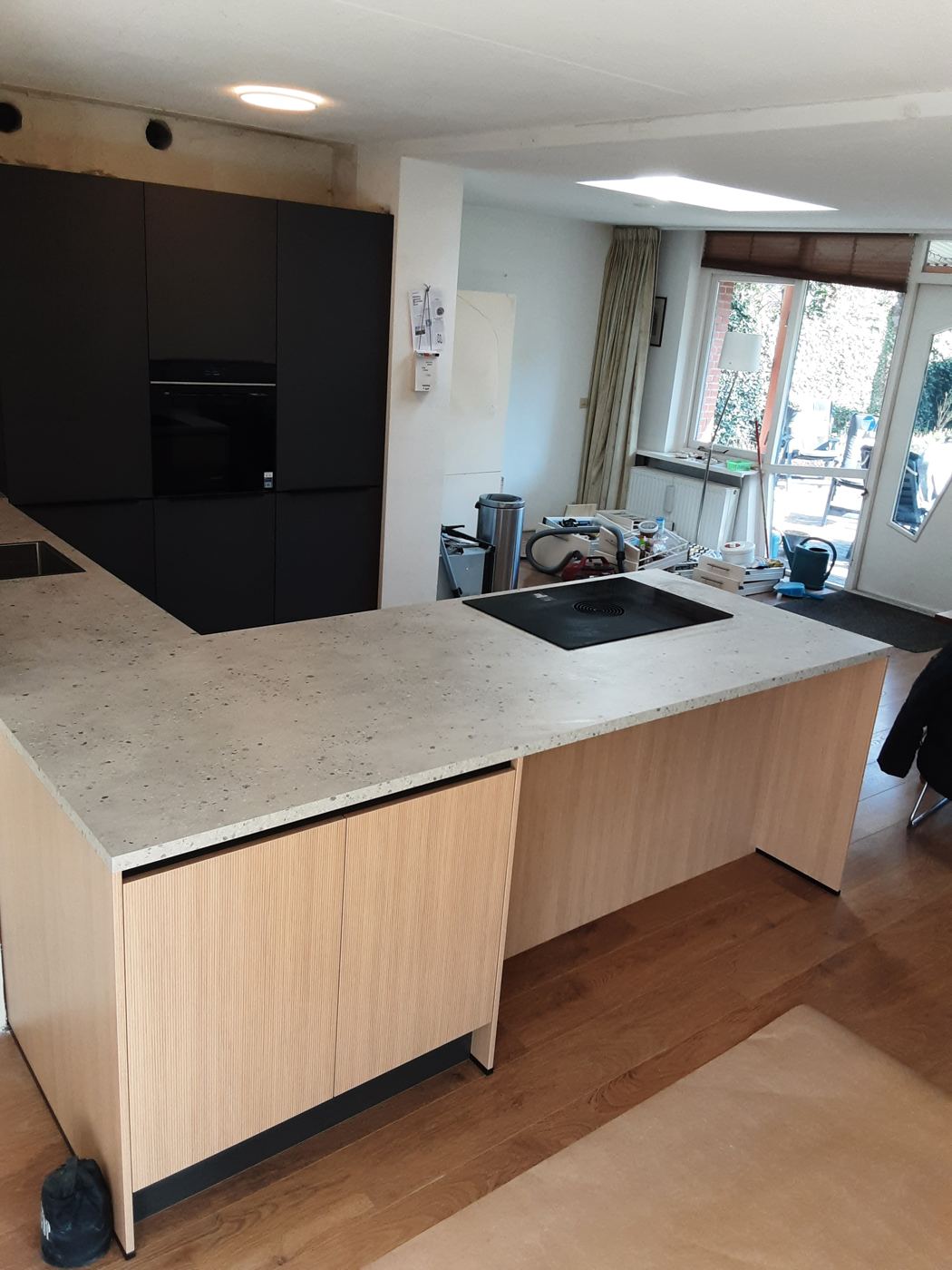 Inbouwapparatuur netjes weggewerkt in een geplaatste keuken – foto 199