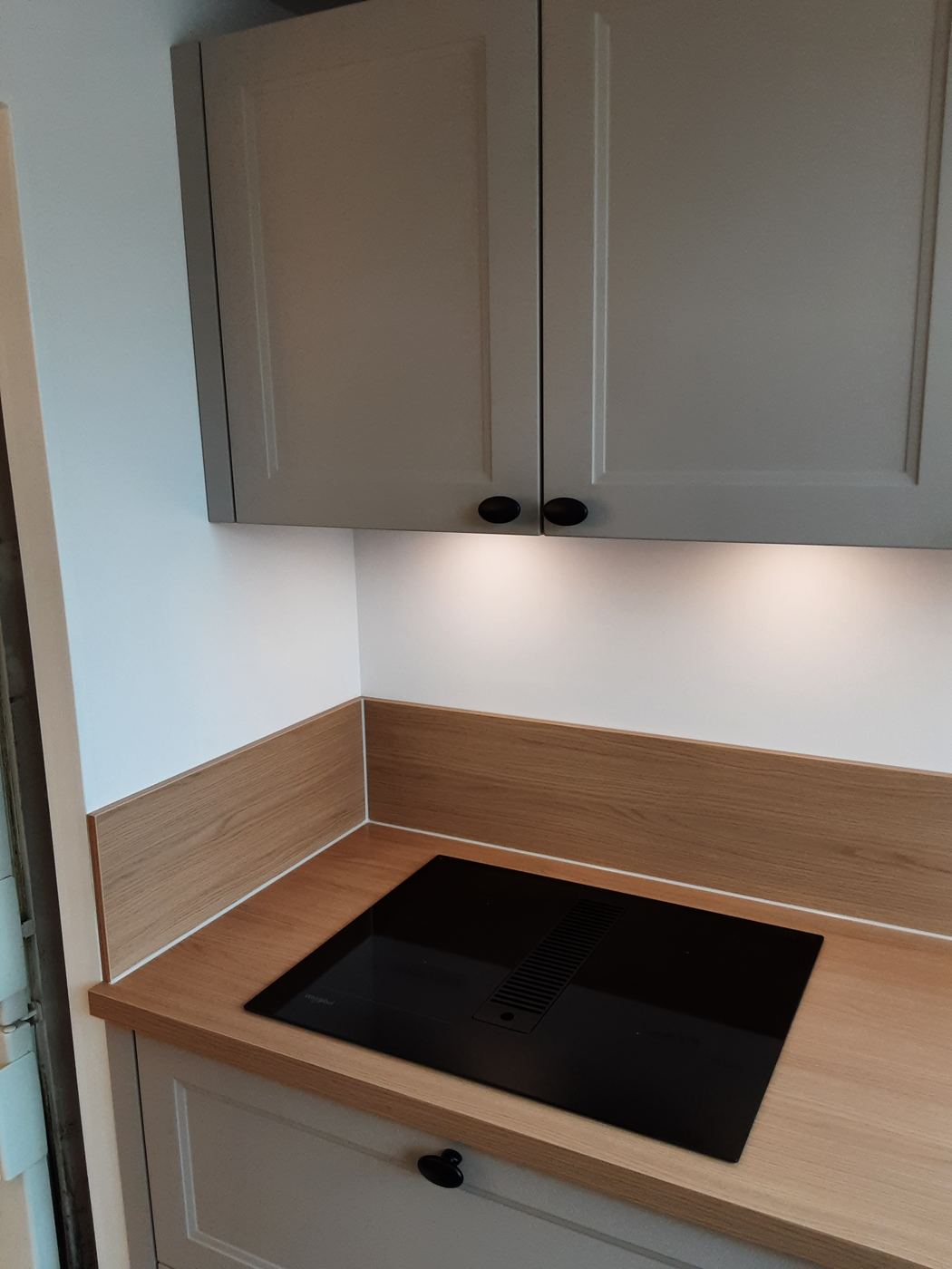 Inbouwapparatuur netjes weggewerkt in een geplaatste keuken – foto 214
