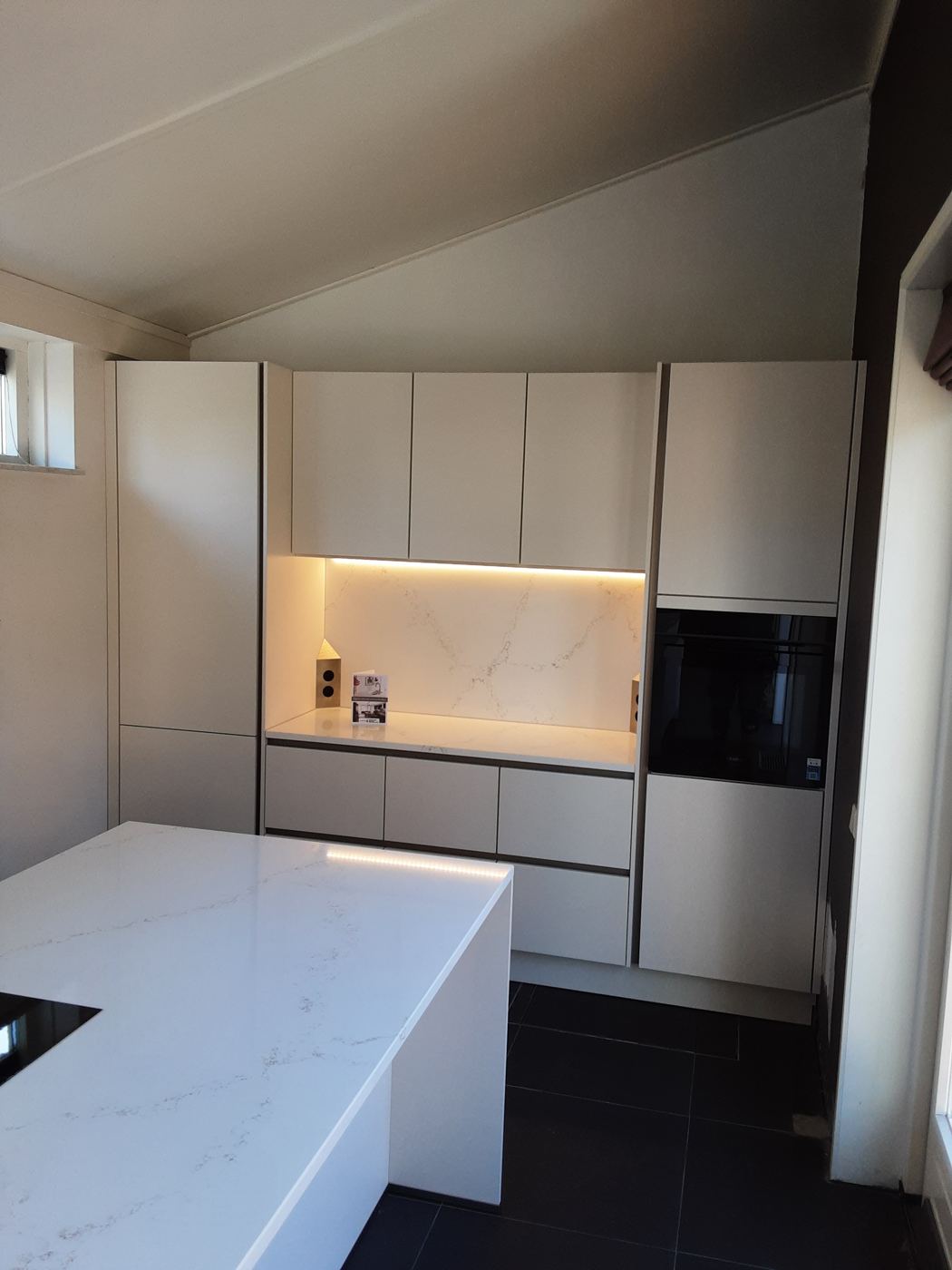Inbouwapparatuur netjes weggewerkt in een geplaatste keuken – foto 219