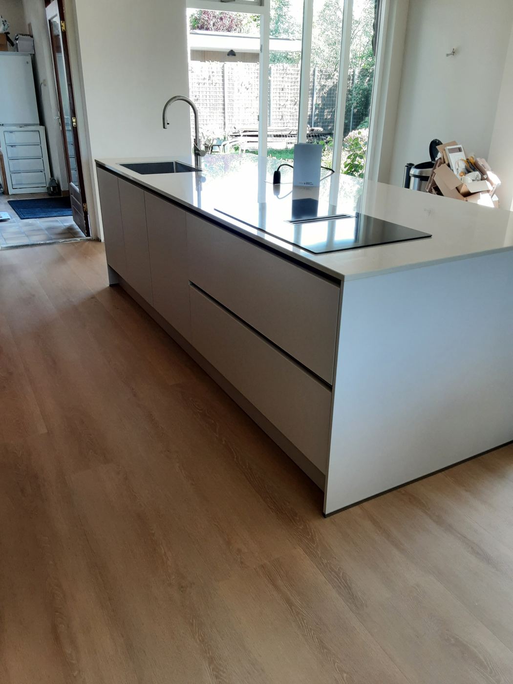 Werkblad en keukenkasten na montage door Express Installatie – foto 228