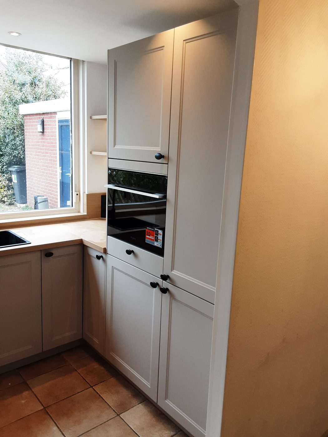 Inbouwapparatuur netjes weggewerkt in een geplaatste keuken – foto 24