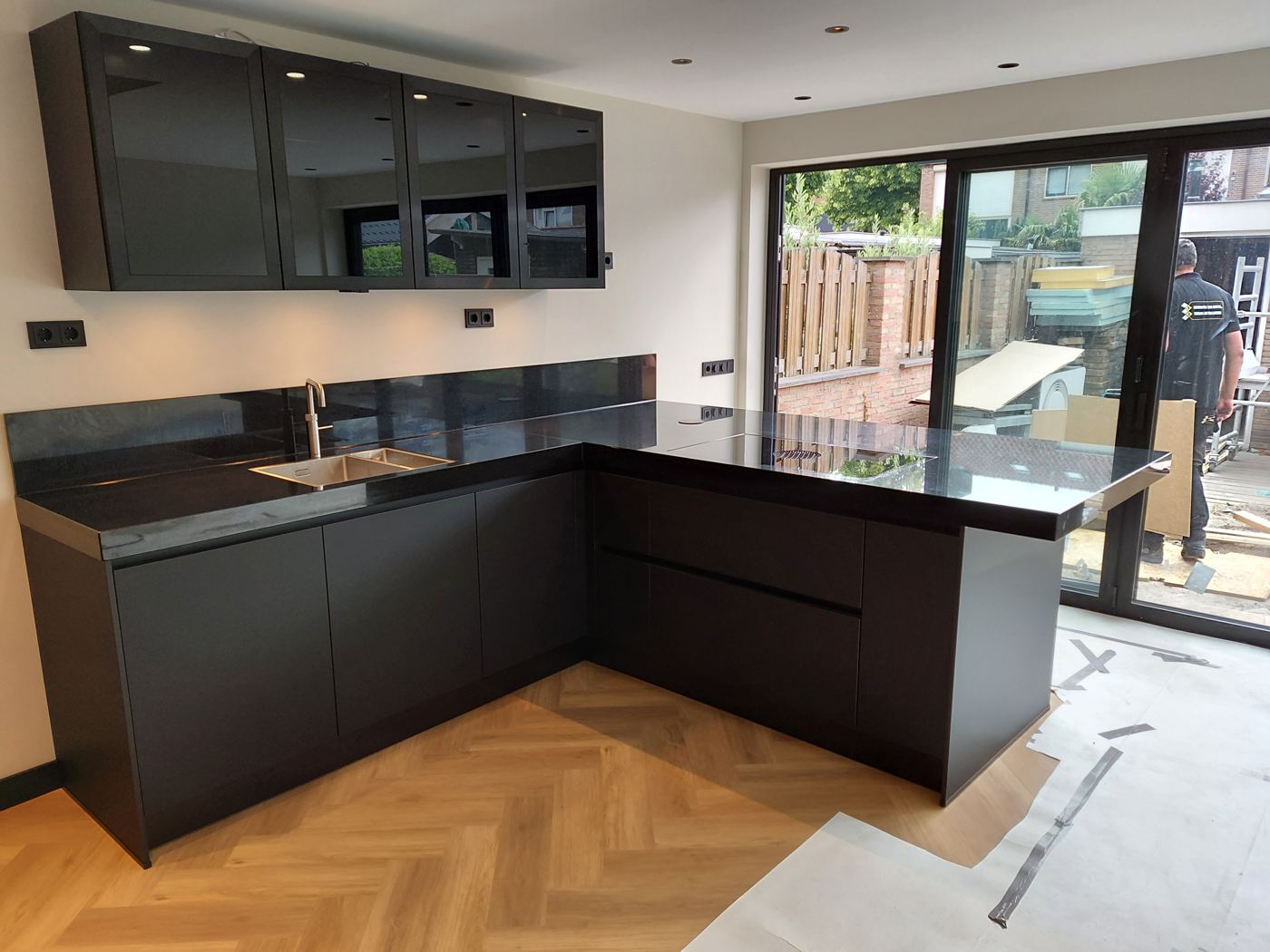 Keuken met ingebouwde apparatuur, gemonteerd door Express Installatie – foto 247