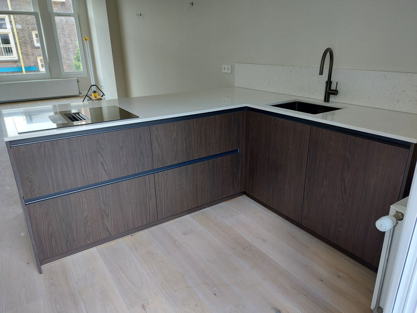 Inbouwapparatuur netjes weggewerkt in een geplaatste keuken – foto 249