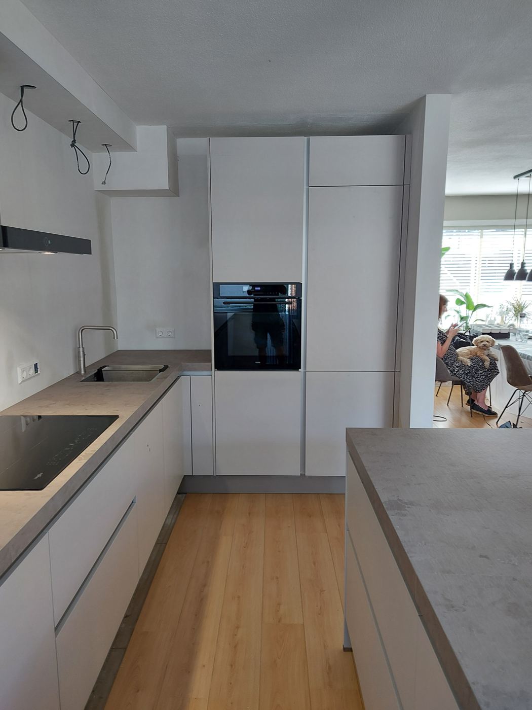 Inbouwapparatuur netjes weggewerkt in een geplaatste keuken – foto 254
