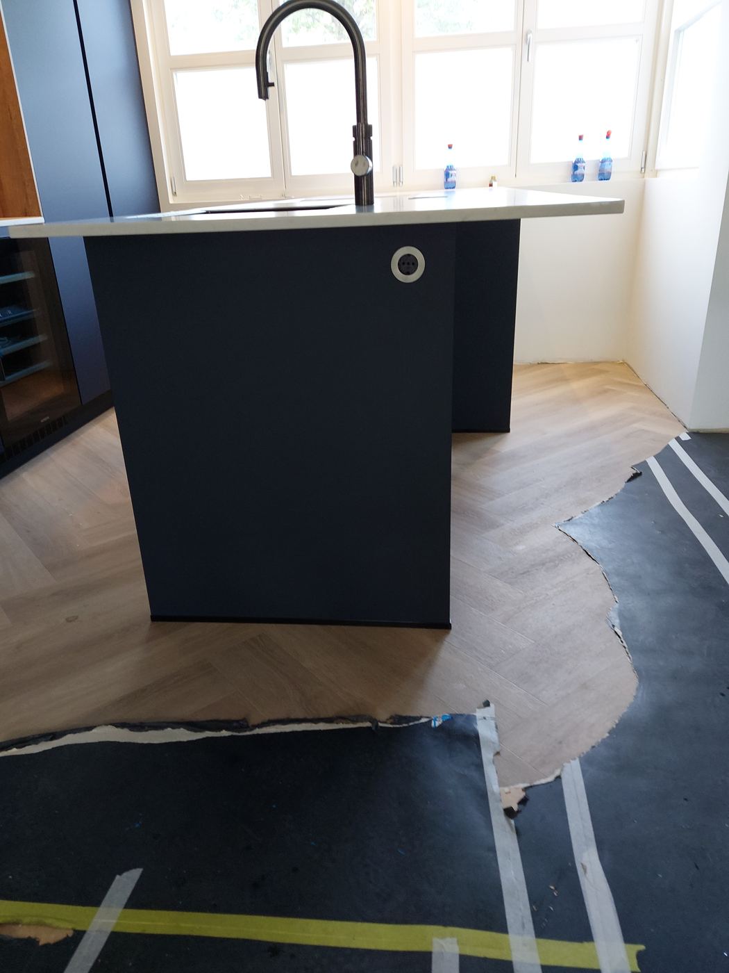 Inbouwapparatuur netjes weggewerkt in een geplaatste keuken – foto 279