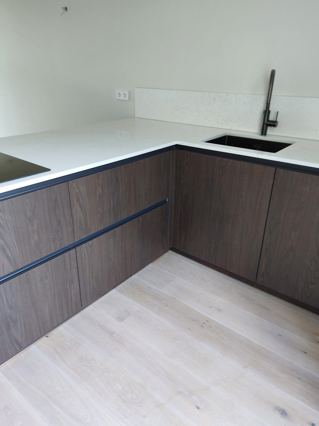 Inbouwapparatuur netjes weggewerkt in een geplaatste keuken – foto 29